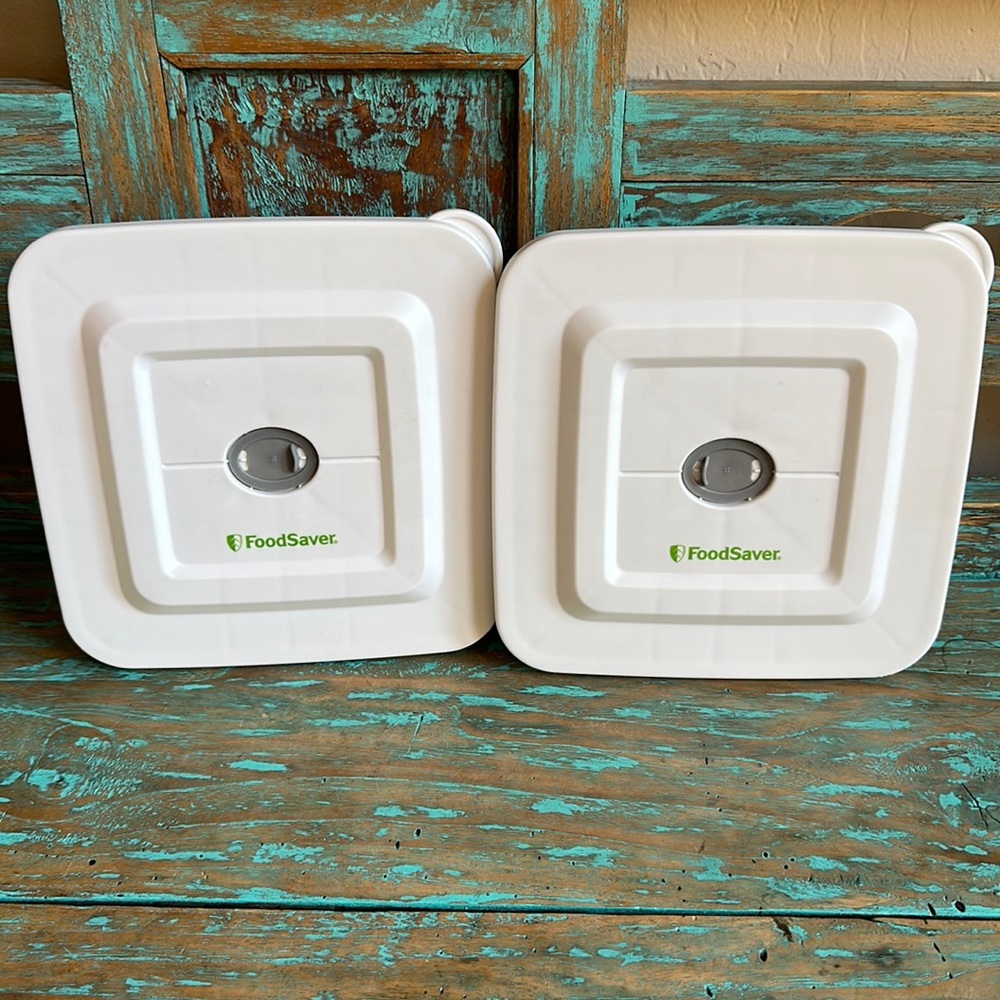 FoodSaver White Square Vacuum Storage Containers (2) Green Letters #1317